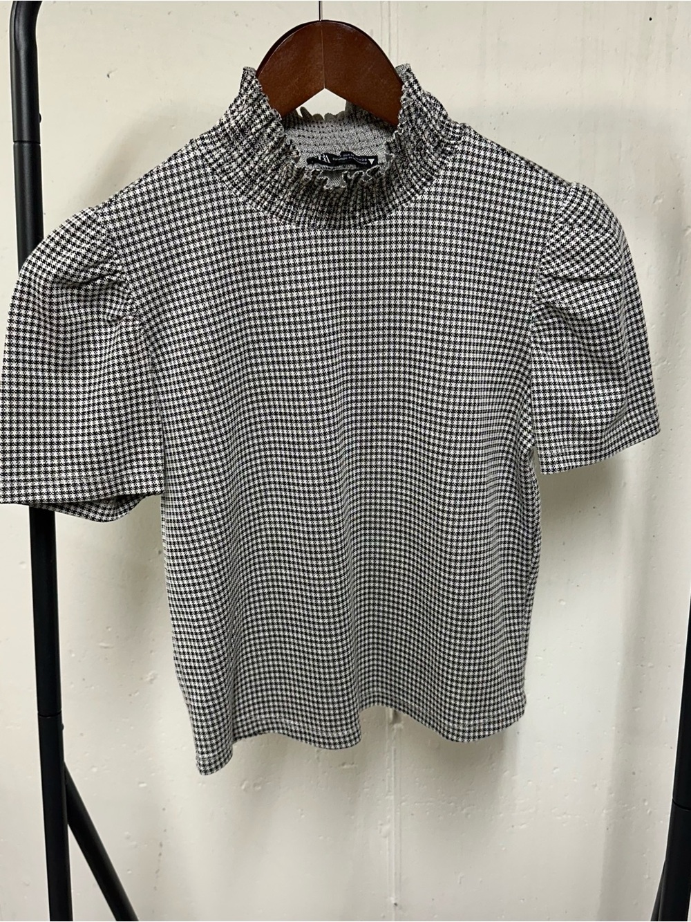 Zara Black and White Gingham Short Sleeve Mock Neck Shirt 🛶